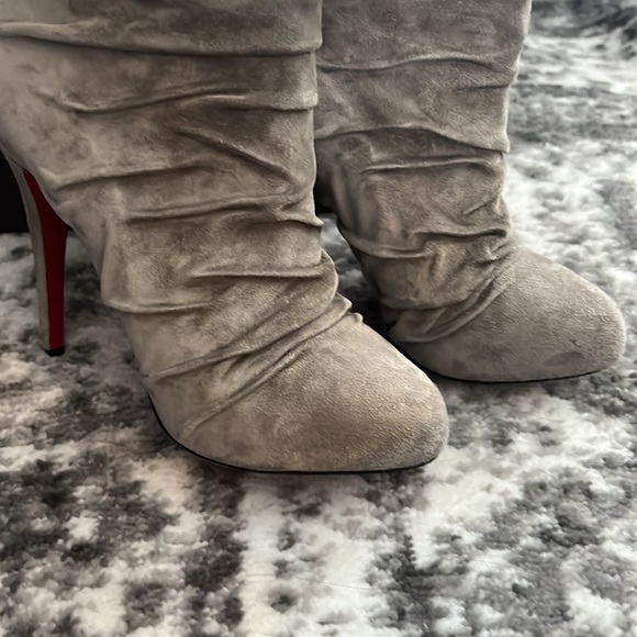 Christian Louboutin light gray suede Piros size 38.5 - Picture 2 of 7